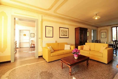 Ruim appartement in Venetiaanse villa met...