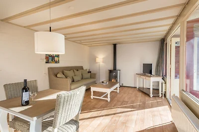 Comodo bungalow con doccia a vapore, a De...