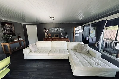 Domek w parku ze stawem wędkarskim