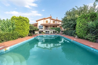 Splendid Villa with swimming pool a stone's t...