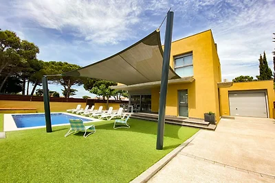 Haus mit großem Garten und privatem Pool