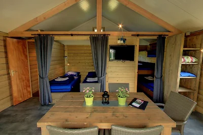 Zeltloge mit Terrasse in grünen Umgebung