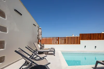 Marvelous new luxury villa with heated pool!