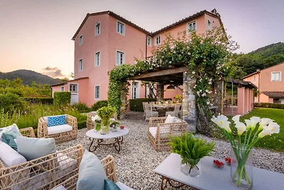 Villa di lusso con 10 camere da letto a Lucca