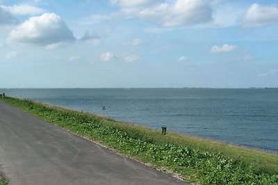 Schönes Ferienhaus mit Bad in Strandnähe