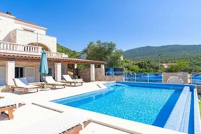 Beachfront Apartment house Hon with pool