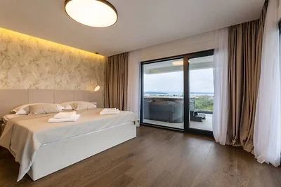 Moonlit Mirage Villa with Pool, Gym and Sauna...