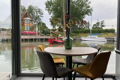 Modernes Hausboot in Monnickendam mit Steg