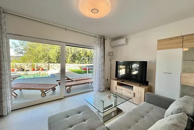 Großes Ferienhaus mit Pool und Terrasse