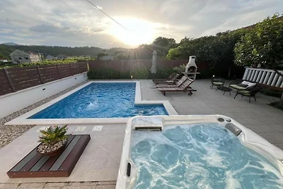 Stella mit Pool & beheizter Jaccuzzi