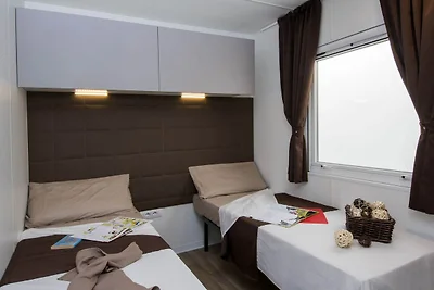 Mobilhome im Ferienpark mit grosser...