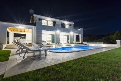 Villa in Milna mit Schwimmbecken