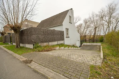 Schilderachtige villa met omheinde tuin