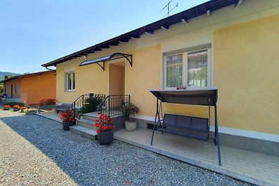 Villa mit Garten mit Blick auf den See