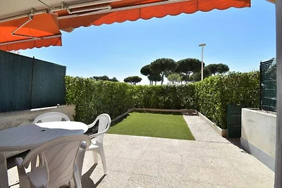 Apartment in Grau du Roi mit Garten