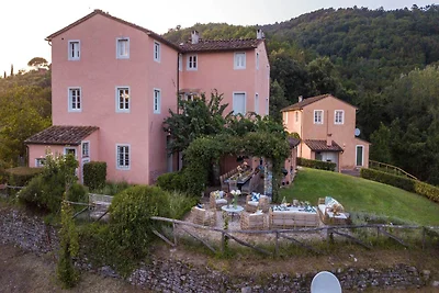 Villa di lusso con 10 camere da letto a Lucca