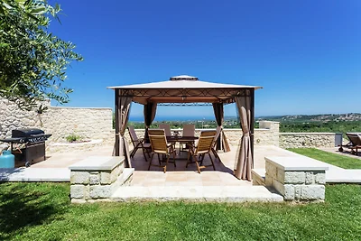 Villa auf Kreta mit Pool und Bergblick