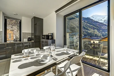 Central Apartment with Balcony & Mountain...