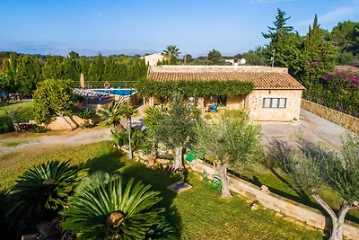 Geräumiges Landhaus mit Garten