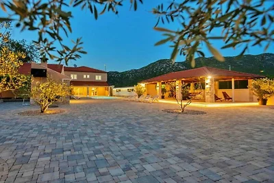 Zara con piscina idromassaggio riscaldata