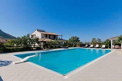 Villa con piscina privata e servizi