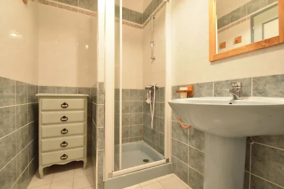 Geräumiges Ferienhaus mit Pool in Faverolles
