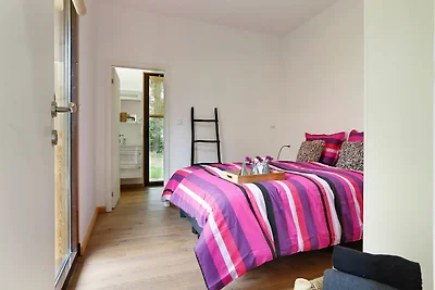 Moderne Hütte mit Holzofen in der Nähe von...
