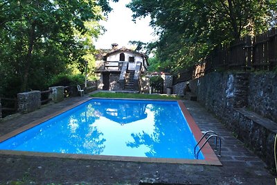 Spaziosa casa vacanze con piscina condivisa