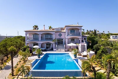 Schöne Villa in Budens mit Pool