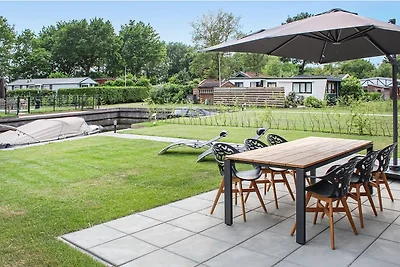 Villa mit Garten in einem Ferienpark am...
