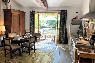 Cottage storico vicino alla foresta