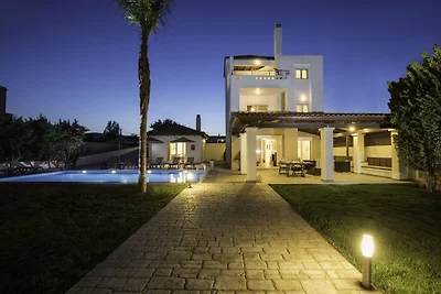 Geräumige Villa mit eigenem Pool in Gennadi