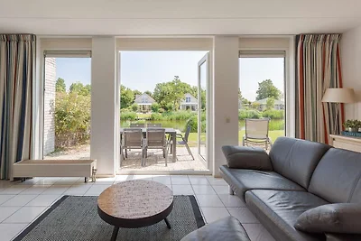 Bungalow am Wasser mit Garten