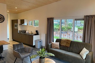 Luxuriöses Chalet an einem Teich und mit Klim...