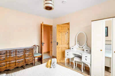 Haus nahe Lough Mask mit Gartenblick