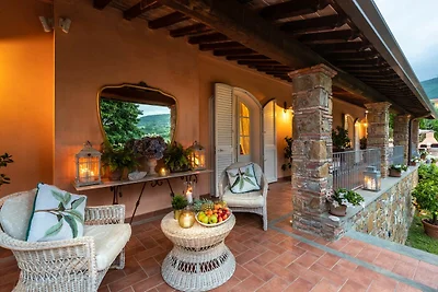 Villa a Capannori con grande patio