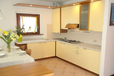 Appartamento con piscina, 600m dal lago