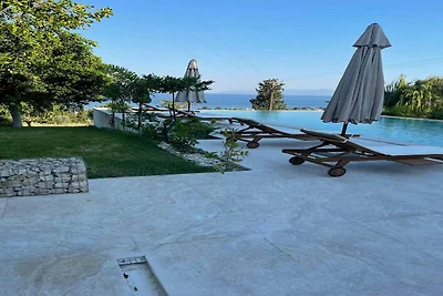 Villa a Patrasso con piscina vicino alla...
