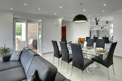 Modernes Ferienhaus mit Pool in Bratulici