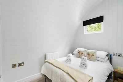 Charming lakeside chalet in Hertford, No...