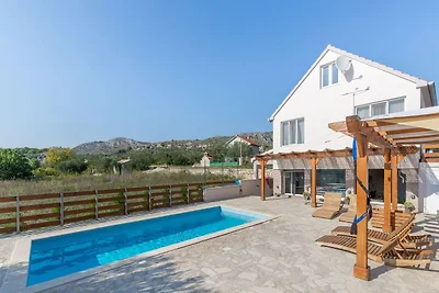 Boutique-Ferienhaus in Donje Polje mit Pool