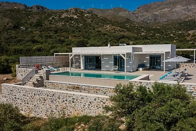 Villa in Kerames mit Schwimmbecken
