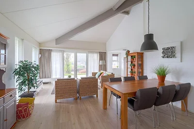 Eleganter Bungalow am Wasser mit Anlegestelle
