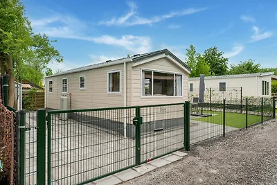 Entspannendes Ferienchalet am Wasser in Grou