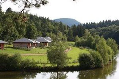 Ländliches Chalet mit Seeblick in Limousin.