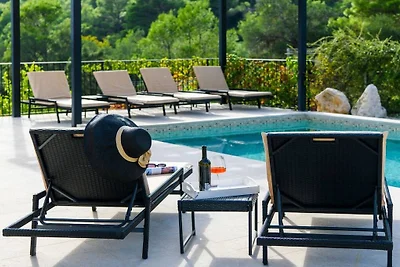 Blue Stone mit Pool und Garten