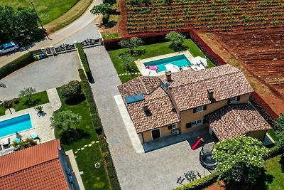 Ferienhaus in Kastelir mit Schwimmbecken