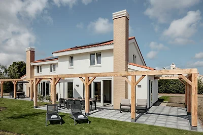 Moderna casa per le vacanze, in un villaggio ...