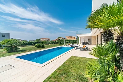 Luxuriöse Villa mit Pool und Seeblick