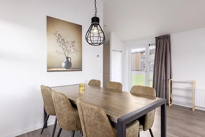 Moderne Lodge mit Klimaanlage im grünen...